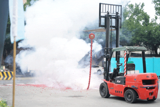 鞭炮齐鸣，开工吉祥